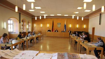 Bild: kro
Der Ferienausschuss tagte am Donnerstag im Rathaussaal. Wichtiges Thema waren dabei die Stabilisierungshilfen.