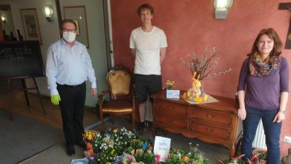 Bild: exb
Alexandra Ottmann und Stefan Thar (von rechts) brachten die kleinen Geschenke für die Bewohner in die Seniorenheime.