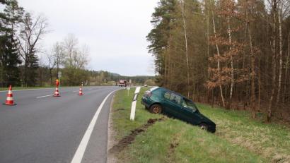 Bild: jma
Der Golf einer 38-Jährigen landet am Samstag im Straßengraben neben der B470.