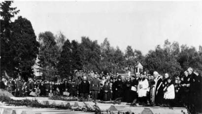Repro: mab
Die Beisetzungsfeierlichkeiten für die 145 Opfer fanden unter Druck der Amerikaner und unter großer Anteilnahme der Bevölkerung statt. Geleitet wurden sie durch den damaligen Pfarrer und Dekan Joseph Spangler. Ganz rechts Pater Viktor Koch, der in seiner in Englisch gehaltenen Ansprache das schuldlose Verhalten der Schwarzenfelder an diesem Massaker hingewiesen hat.