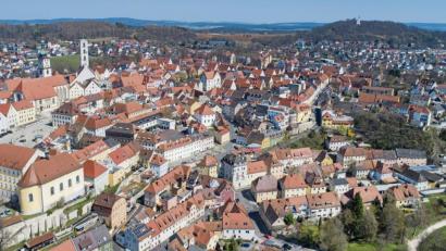 Bild: Thilo Hierstetter
Warum überhaupt eine Befragung? Wie soll die Innenstadt von Sulzbach-Rosenberg in Zukunft aussehen? Wo und wie wird gewohnt? Wie entwickeln sich die Freiräume? Wo kann man seine Einkäufe erledigen? Um diese und weitere Fragen beantworten zu können, braucht es gute Planungsgrundlagen und die Mitwirkung aller Akteure und Bewohner in allen Ortsteilen. „Die Stadt möchte mit Ihnen diese Grundlagen durch die vorbereitende Untersuchung, kurz VU, zur Festlegung eines Sanierungsgebietes erarbeiten“, heißt es in dem Anschreiben des Fragebogens, der schon allen betreffenden Personen zugegangen ist. 
Mit dieser Befragung möchte die Stadt Beurteilungsgrundlagen schaffen, die es ermöglichen, die Notwendigkeit von Sanierungsmaßnahmen abzuschätzen, strukturelle und städtebauliche Zusammenhänge und Missstände zu erkennen und die Zufriedenheit mit der Wohn- und Versorgungssituation sowie mit dem Wohnumfeld in Erfahrung zu bringen. Basierend auf den Befragungsergebnissen soll ein mögliches Sanierungsgebiet abgegrenzt werden. Im Sanierungsgebiet haben Eigentümer die Möglichkeit, einen Zuschuss für Modernisierungs-/Instandhaltungsmaßnahmen bzw. bauliche Veränderungen im Sinne der Sanierungssatzung zu beantragen sowie entstehende Kosten für die Sanierung (Modernisierung/Instandhaltung) der Gebäude steuerlich abzuschreiben. (ge)