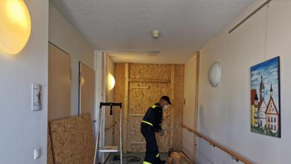 Bild: Richard Meiler
Aus Holz-Verbundplatten errichten die THW-Einsatzkräfte in drei Seniorenheimen spezielle
Schleusen zum Infektionsschutz.
