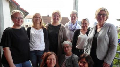 Archivbild: usc
Das Beraterinnenteam von Donum Vitae Amberg war auch 2019 stark gefordert. Stehend von links Katinka Schmidbauer, Julia Wiesend, Stephanie Bogner, Sonja Keßler, Cornelia Rubenbauer-Pickel und Gudrun Zilch; vorne Jadranka Umek, Leiterin Ute Schieder und Sieglinde Biller. Es fehlt Verwaltungskraft Marina Bukharbaeva.