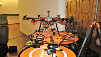 Bild: ubb
Um Wiesen von oben mit einer Wärmebildkamera effektiv nach Rehkitzen absuchen zu können, die sich tief ins Gras ducken, sind professionelle Drohnen notwendig. Das kleinere Modell vorne ist bestens dafür geeignet, kostet aber in der Anschaffung mit dem erforderlichen Equipment gut 10 000 Euro.