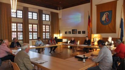 Bild: dob
Lediglich Stadtrat Martin Gleixner von den Freien Wählern (vorne, rechts) trug vorbildlich einen Mundschutz in der Sitzung des reduzierten Ferienausschusses, der sich zum ersten Mal im großen Sitzungssaal traf. Der Abstand zwischen den Sitzungsteilnehmern wurde gewahrt.