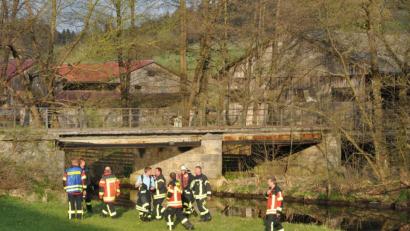 Bild: dob
Mehr als 20 Feuerwehrkräfte rücken am Freitag bei der Kainzmühle an, um eine Ölsperre in der Pfreimd zu errichten. Wegen eines technischen Defekts an einem Wasserschieber gelangt Hydrauliköl in das fließende Gewässer.