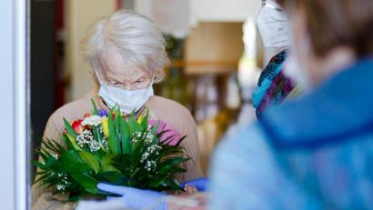 Repro: stg
Corona-konforme "Gratulation" im Seniorenheim: Auch hier heißt es, Abstand halten.