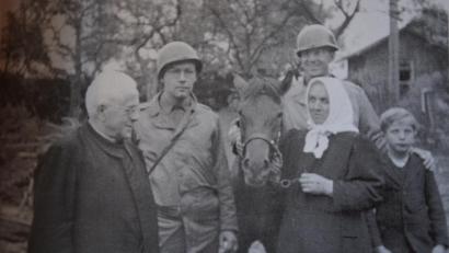 Repro: jr
Therese Neumann (Zweite von rechts) und Pfarrer Joseph Naber (links) im Gespräch mit zwei US-Soldaten nach der Befreiung von Konnersreuth.