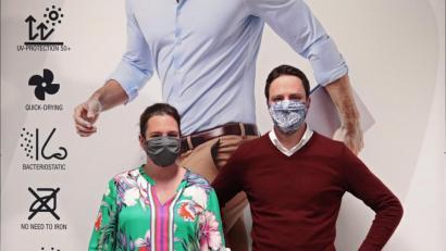 Bild: exb
Die Geschäftsführer der Hatico Mode GmbH Stephanie Supguth und Joseph Reiter. Sie tragen die in Tirschenreuth genähten Stoffmasken.