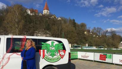 Bild: rba
Monika Fruth bei der Übergabe des Busses.