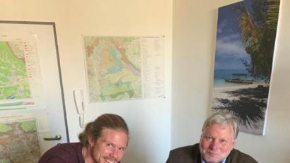 Bild: Christoph Lauerer, AELF Amberg/exb
Behördenleiter Wolfhard-Rüdiger Wicht (rechts) wies Fabian Hammerling in seinen Aufgabenbereich ein.