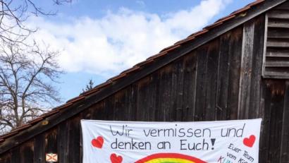 Bild: njn
"Bleibt´s g´sund": Das Erzieherteam des Kunterbunt-Kindergartens vermisst seine Kinder.