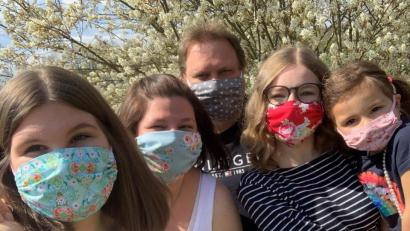 Bild: exb
Familie Bickel trägt stets ihre Mund-Nase-Masken, wenn sie vor die Tür geht.