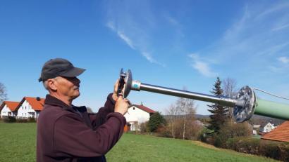 Bild: gis
Wetter geht nicht ohne Technil. Christoph Lüttich wechselt den Ultra-Geber aus