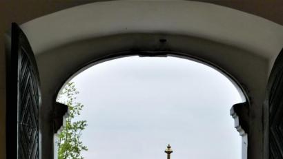 Bild: wbe
Dekan Walter Hellauer steht an der geöffneten Wallfahrtspforte der Annakirche.