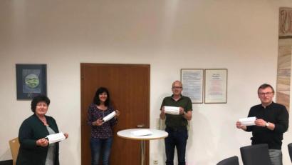 Bild: höl
Gemeinderätin Brigitte Trummer, Dritte Bürgermeisterin Evi Höllerer und Bürgermeister Bernhard Lindner (von links) übergeben einen Teil der Masken an den Vorstand des Klinikums St. Marien, Manfred Wendl (rechts), der diese für jenes Personal verwendet, das nicht medizinisch tätig ist und keinen direkten Kontakt zu Patienten hat.