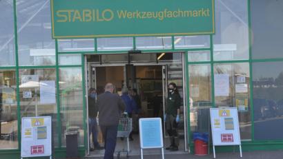 Bild: dob
Für die Kunden, die seit Montag wieder in die Bau- und Gartenmärkte dürfen, gilt es viele Hinweise zum Hygieneschutz und Abstand beachten.