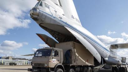 Bild: Alexei Yereshko/Russian Defense Ministry Press Service/AP/dpa
Ein russischer Militärtransporter lädt einen Lkw mit Hilfsgütern für Italien.