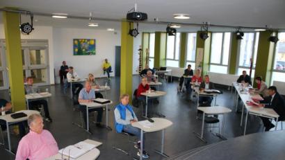 Bild: sne
Wie bei einer Prüfung sitzen die Stadträte in der Schulaula wegen des Coronavirus mit genügend Abstand zueinander.
