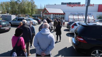 Bild: Kunz
Im Hagebaumarkt einkaufen durfte am Montag nur, wer einen Einkaufswagen ergattern konnte. Deshalb staute sich vor der Ausgabe eine lange Schlange.