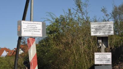 Bild: dob
Die Sperrung der städtischen Brauchwasserzapfstellen bleiben für Gartenbesitzer geschlossen. Lediglich Gewerbetreibende und Landwirte dürfen sich daraus bedienen.