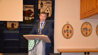 Bild: gi
Moosbachs Bürgermeister Hermann Ach bei seiner von Wehmut und Emotionen begleiteten Abschiedsrede im Marktgemeinderat.