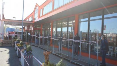 Bild: sne
Geduldig warten die Kunden vor dem Pressather Obi auf Einlass und einen Einkaufswagen. Nachdem der Baumarkt wegen des Coronavirus vorübergehend geschlossen werden musste, dürfen die Menschen dort endlich wieder einkaufen.