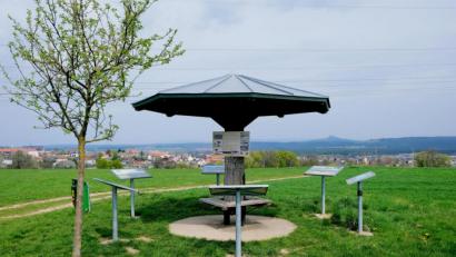 Bild: do
Vom "Schirm" aus, einer der höchst gelegenen Stellen der Stadt Eschenbach, reiht sich bei einem Panorama-Blick eine Oberpfälzer Natur- und Kulturattraktion an die andere.