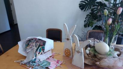 Bild: Jürgen Konrad/exb
Gesichtsmasken für Landgericht und Staatsanwaltschaft – gefertigt von Annette Weber aus Kümmersbruck.