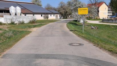 Bild: bö
Die Hohenburger wollen die ihre Gemeindeverbindungsstraßen weiter sanieren, etwa die Trasse von Adertshausen nach Allertshofen (Bild) oder die Ortsstraße von Hohenburg bis zur Gemeindegrenze bei Ödallertshof.
