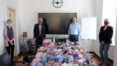 Bild: stg
Stapelweise Gesichtsmasken für die Kemnather liegen im Rathaus schon bereit - darüber freuen sich (v.l.) Rathaus-Mitarbeiterin Magdalena Dumler, Bürgermeister Werner Nickl, der künftige Rathaus-Chef Roman Schäffler sowie Steffi Baier von LEBENplus.