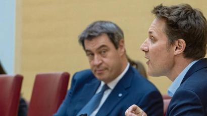 Bild: Peter Kneffel/dpa
Ludwig Hartmann (rechts), Fraktionsvorsitzender von Bündnis 90/Die Grünen, spricht während der Sitzung des bayerischen Landtags. Hinter ihm sitzt Markus Söder (CSU), Ministerpräsident von Bayern.