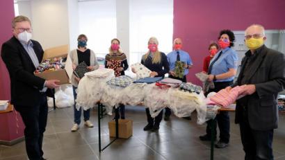 Bild: Susanne Schwab, Stadt Amberg/exb
Oberbürgermeister Michael Cerny (links) und Josef Singer (rechts) in der Koordinationsstelle für die Stoffausgabe und Entgegennahme der fertigen Gesichtsmasken.