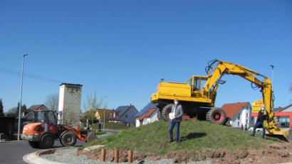 Bild: sei
Dagmar Thimm Börhinger vom Landratsamt Neustadt (rechts) und Bürgermeister Richard Kammerer (links) besichtigten die ersten Arbeiten bei der Gestaltung der Mitte des Kreisverkehrs. Die Mitarbeiter des Bauhofs fahren schwere Geräte auf.