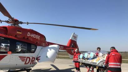Bild: DRF-Luftrettung
Ein "Epishuttle" auf dem Weg zu einem Rettungshubschrauber.