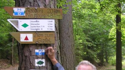 Bild: sh
Wanderwegewart Ewald Großmann, der heuer 20- jähriges Jubiläum feiern kann, bei seiner ehrenamtlichen Arbeit. Hier markiert er den Main-Donau-Wanderweg.