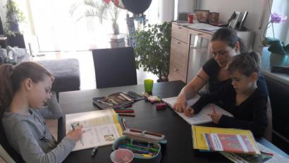 Bild: puh
Auch die Kinder befinden sich im „Homeoffice“, Mama muss als Aushilfs-Lehrerin ran.