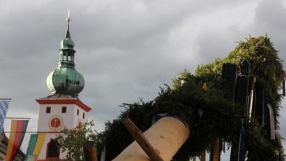 Bild: kro
Immer wieder imposant, Maibaumaufstellen in Tirschenreuth. In diesem Jahr fällt dieser aus.