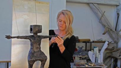 Bild: Robert Diem
Hanna Regina Uber bei der Arbeit an ihrer neuesten Skulptur.