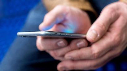 Bild: Hauke-Christian Dittrich
Die Behauptung kursiert in den Sozialen Medien, dass die Installation der neuen Corona-Warn-App per Update angeblich aufgezwungen werde.