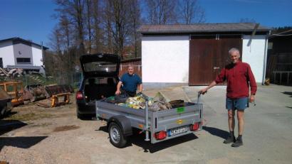 Bild: le
In Eigeninitiative haben Markus Staschewski (rechts) und Manfred Wiedermann (links) Müll rund um Floß eingesammelt und dabei Unterstützung von anderen Bürgern erhalten.