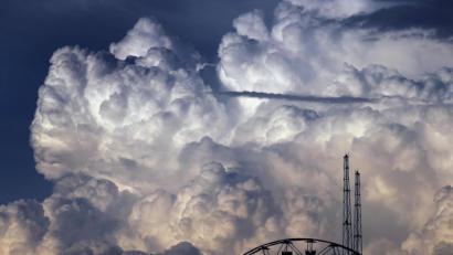 Bild: Karl-Josef Hildenbrand/dpa
Wolken türmen sich über den Fahrgeschäften des Freizeitparks „Skylinepark“ auf.