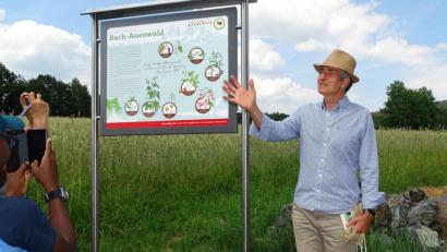 Bild: hl
Dr. Markus Strauß, der Initiator des EWILPA, an einer der Station mit Schautafel.