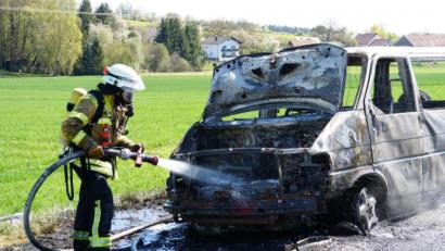 Bild: jma
Der VW-Bus brannte völlig aus: Ein Totalschaden. Das gasbetriebene Fahrzeug war am Montagnachmittag zwischen Immenstetten und Steiningloh in Flammen aufgegangen.