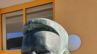 Bild: exb
Auch Eugen, die Skulptur vor der Lobkowitz-Realschule in Neustadt, trägt künftig eine Mund-Nasenmaske. Solche bekommen auch die Zehntklässler der Realschule auf Initiatve eines kleinen fleißigen Grüppchens.