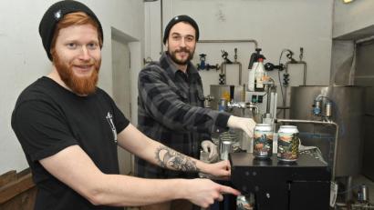 Bild: Petra Hartl
Andreas Dünkel (links) und Luis Seubert füllen viele Hundert Dosen mit ihrem Lager-Bier per Hand ab in der Brauerei.