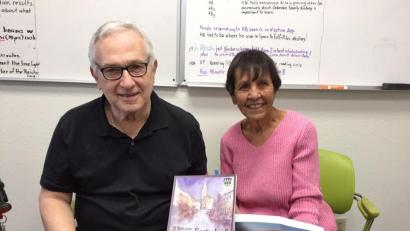 Bild: fvo
Hans Anthony Beimler (links), der amerikanische Enkel des in Waldthurn aufgewachsenen Freiheitskämpfer Hans Beimler hält Ende Februar 2020 die übersandte Festschrift "800 Jahre Waldthurn" in seinen Händen. Dort ist das Leben seines Großvaters nachgezeichnet. Seine Kollegin Georgette Weihrauch freut sich über das Bild von der Enthüllung der Hans-Beimler-Gedenktafel in Waldthurn.