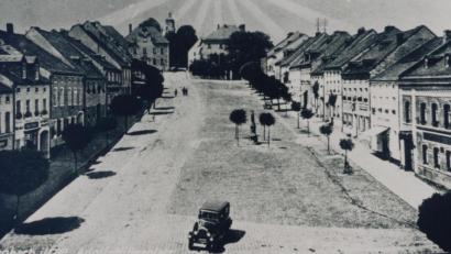 Repro: rn
So sah der Eschenbacher Stadtplatz am 19. April 1945 aus.