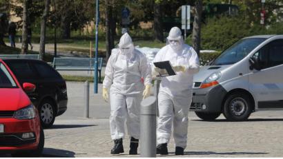 Bild: Wolfgang Steinbacher
Sieht ein bisschen einschüchternd aus, ist aber notwendig: Wegen der Ansteckungsgefahr von Corona tragen die Mitarbeiter des Testzentrums im ACC Schutzausrüstung. Die variiert nach dem jeweiligen Aufgabenbereich: Die Mitarbeiter, die Patienten vor dem ACC in Empfang nehmen, tragen die einfachere Variante in Weiß.