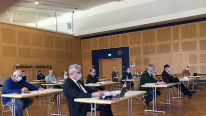 Bild: phs
Auch mit Mundschutz gibt sich der Kreisausschuss diskussionsfreudig. In der Stadthalle Neustadt geraten sich wegen des Kreishaushalts Grüne und ÖDP einerseits mit CSU und SPD andererseits in die Haare.